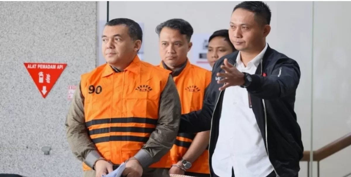 Wamen Imipas, Silmy Karim, mengenakan rompi oranye setelah ditetapkan sebagai tersangka pemerasan izin tinggal WNA oleh KPK.  (Dok. KPK)