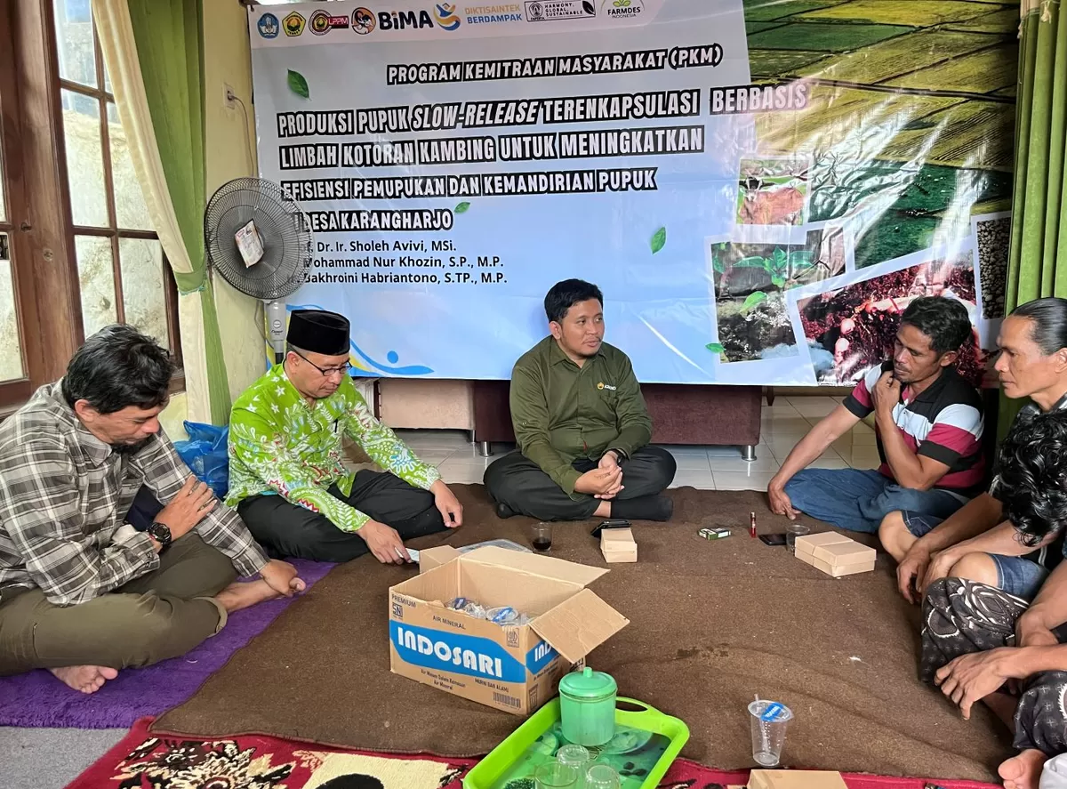 Tim Jurusan Agronomi Fakultas Pertanian Universitas Jember bersama Kelompok Tani Farmdes Indonesia mengembangkan pupuk organik granul bernama FertiGo SR. (Ist)
