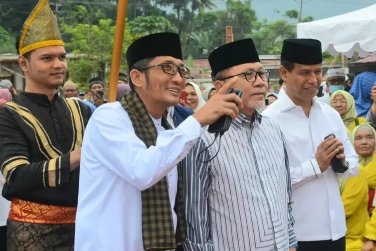 Wali Kota Hendri Septa damping Mendag Zulkifli Hasan resmikan masjid Al Khair. (Prokopim)