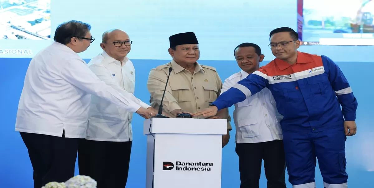 Presiden Republik Indonesia (RI) Prabowo Subianto melakukan peletakan batu pertama (groundbreaking) sebagai tanda dimulainya pembangunan 13 Proyek Hilirisasi Nasional Fase II pada Rabu (29/4/2026). (Kalimantansatu.com/Dok. Bakom RI)