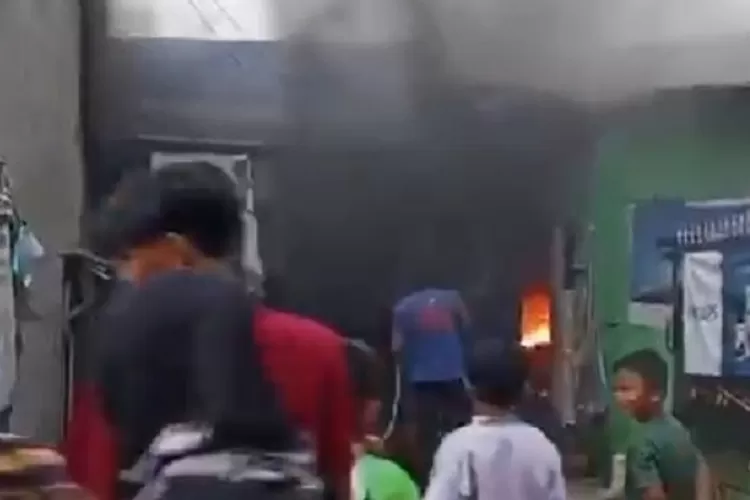 Petugas Dinas Damkar dan Penyelamatan Kota Depok saat memadamkan kebakaran rumah warga di Jalan Nurul Falah RT 5/4, Kecamatan Cisalak Pasar, Kelurahan Cimanggis, Kota Depok, Jumat (8/11). ( ISTIMEWA)