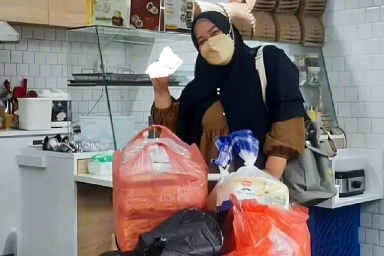 Putri Legina Sari, pengusaha Ayam Penyet Sarjana yang beralamat di Jatijajar 2 RT3/8 No78 Kelurahan Jatijajar, Tapos, Kota Depok.