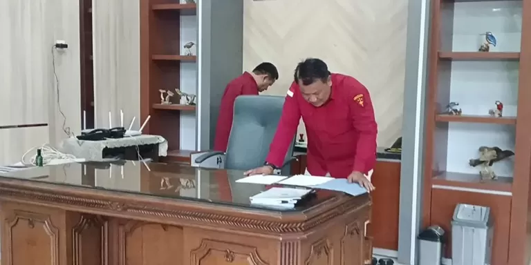 Tim Penyidik Kejati Kalimantan Selatan menggeledah salah satu ruangan Kantor BKSDA Kalsel di Jalan Bhayangkara, Banjarbaru. (KEJATI KALSEL)