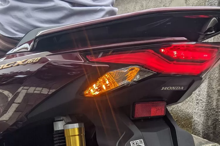Cara penggunaan lampu sein yang baik dan benar pada sepeda motor honda (AHM)
