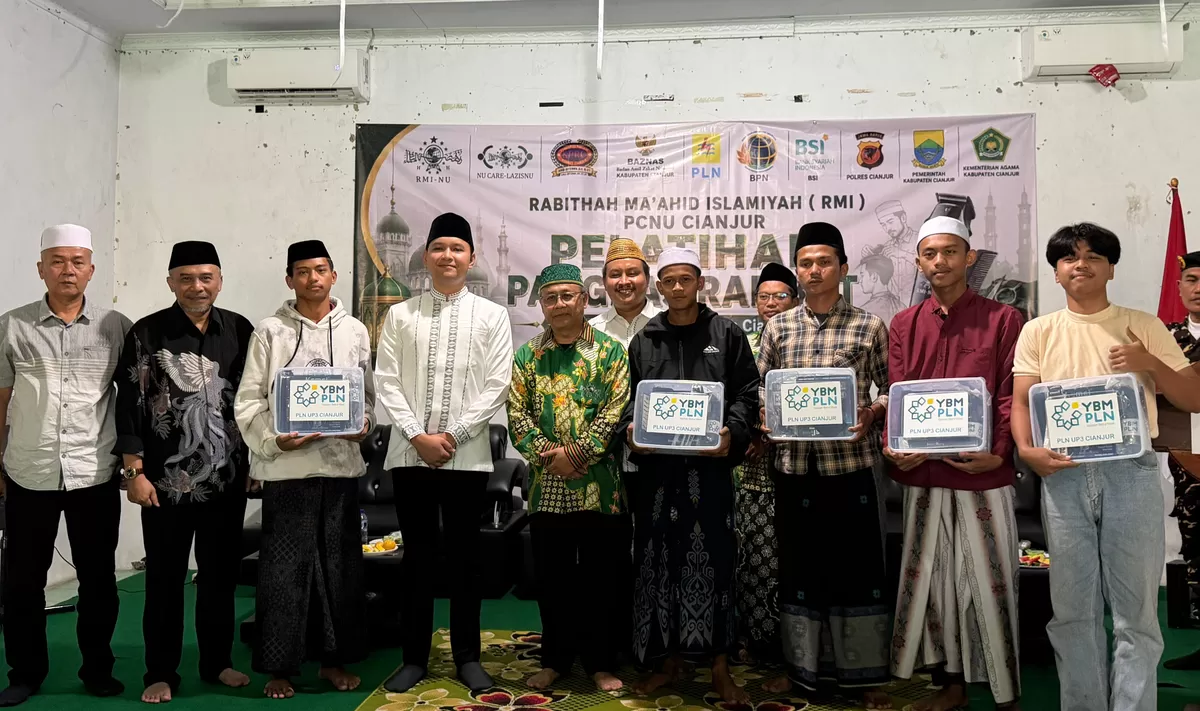 Simbolis penyerahan alat pangkas rambut kepada santri (RMI PCNU Cianjur for Journalnusantara )
