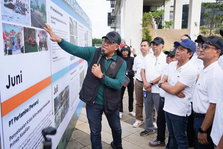 Menteri Lingkungan Hidup Hanif Faisol Nurofiq, mendengarkan penjelasan dari perwakilan PT Pertamina dalam Festival Ciliwung 2024 di UIII Depok pada Jumat, 20 Desember 2024. (UIII Depok)