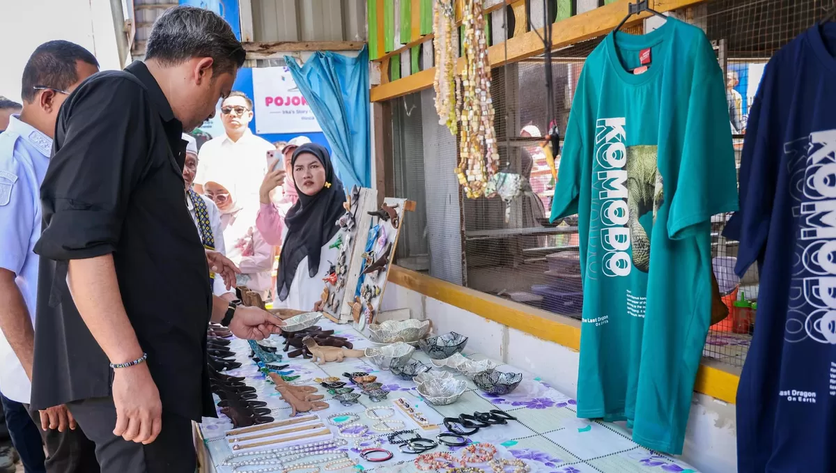 Menteri Usaha Mikro, Kecil, dan Menengah (UMKM) RI Maman Abdurrahman meninjau pelaksanaan program pemberdayaan nasabah ultra mikro dan super mikro binaan PT Permodalan Nasional Madani (PNM) Mekaar di Desa Pasir Panjang, Pulau Rinca, Provinsi Nusa Tenggara Timur (NTT). (Kalimantansatu.com/Dok. Humas Kementerian BUMN)