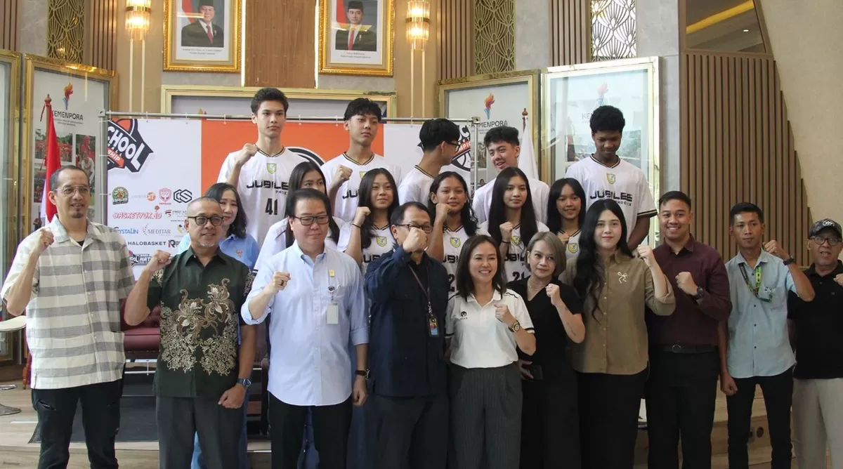 Perwakilan Peserta High School Basketball Championship (HSBC) 2026 berfoto bersama Sekjen Bapopsi, Wasekjen Perbasi, berserta panitia pelaksana, dan para sponsor di Kemenpora, 11 Mei 2026. (PERBASI)