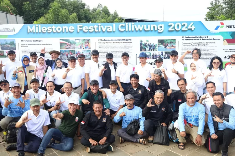 Menteri Lingkungan Hidup Hanif Faisol Nurofiq usai menanam pohon di Universitas Islam Internasional Indonesia (UIII) Depok. (Kementerian Lingkungan Hidup)