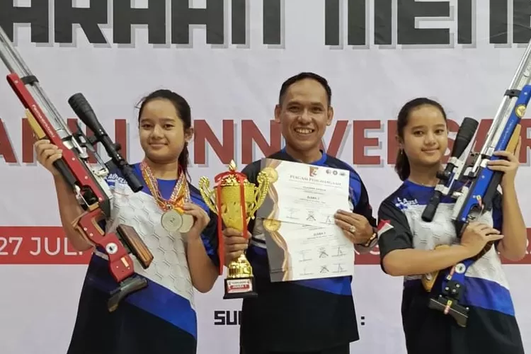 TOREH PRESTASI : Dua atlet Petembak Depok mencetak prestasi baru di ajang Kejuaraan Nasional (Kejurnas) Menembak Perbakin Anniversary 2025 di Lapangan Tembak Senayan, Jakarta, pada 25-27 Juli 2025. (ISTIMEWA)