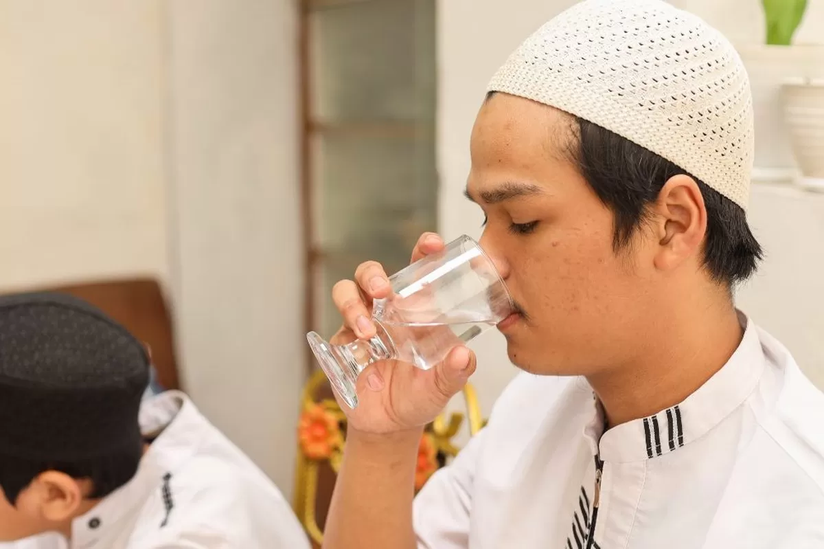 Cegah Dehidrasi saat puasa dengan banyak minum air putih./net