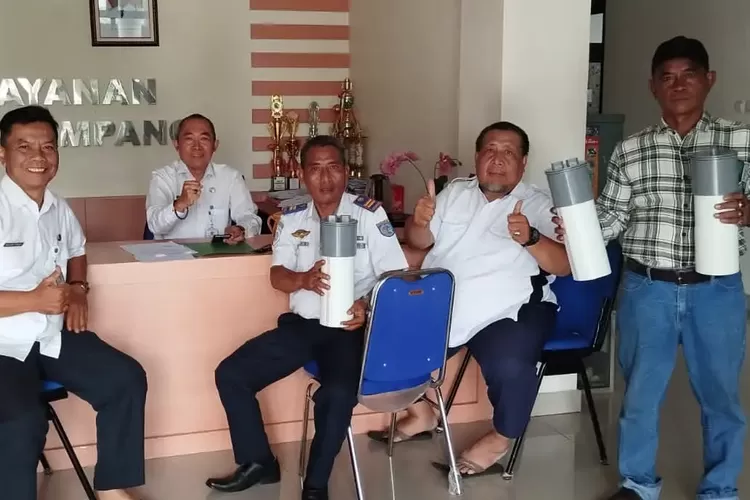 Kelurahan Mampang. Lurah Mampang beserta jajarannya mendistribusikan pipa Pralon bio kompos kepada warga, di Kantor Kelurahan Mampang, pekan lalu.