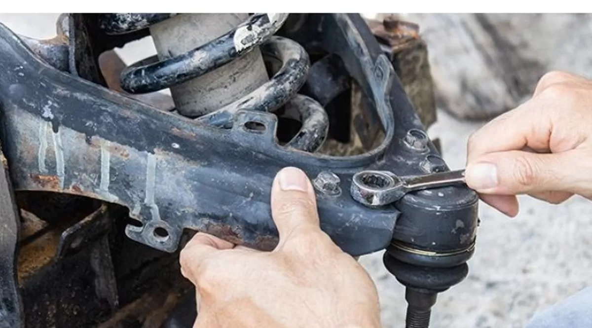 Teknisi salah satu bengkel sedang memperbaiki Ball joint pada mobil yang rusak./net 