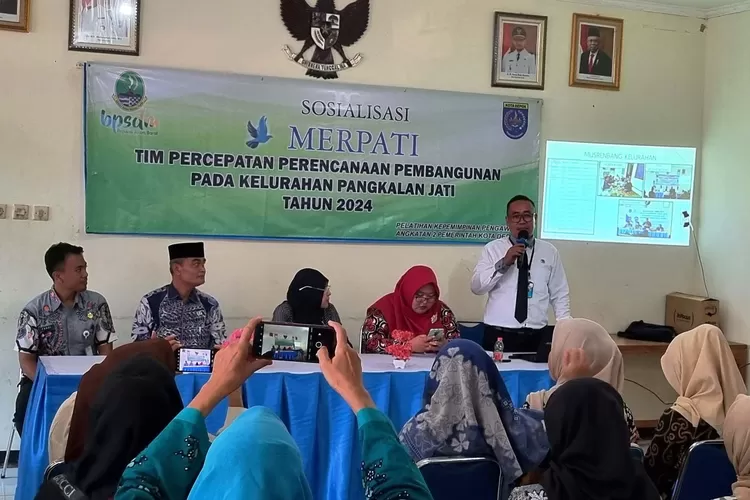 Kasi Ekbang Kelurahan Pangkalanjati, Rukby Andi sedang memaparkan tugas Tim Merpati dihadapan Lurah Pangkalanjati Tarmuji, dan ketua lingkungan. (RADAR DEPOK)