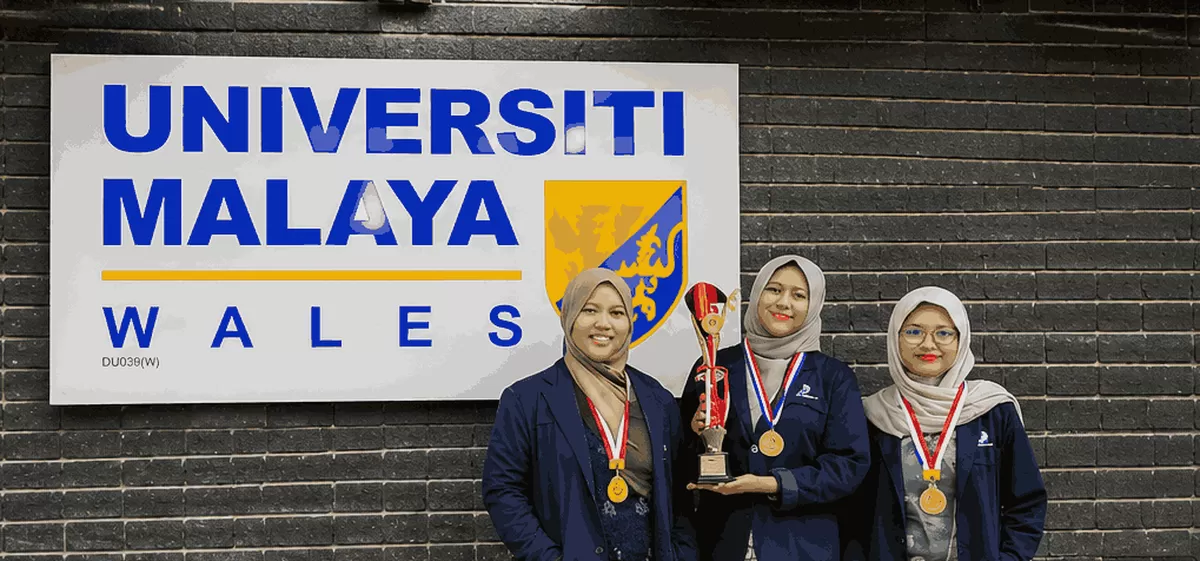 Tim Polibatam foto bersama piala juara 3 di ajang International Business Plan Competition 2026 di Malaysia. (Humas Polibatam) 