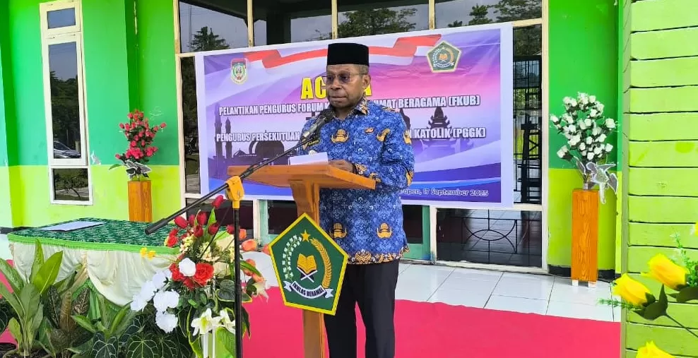 Bupati Waropen FX Mote saat bertemu anggota FKUB Waropen, Rabu, 17 September 2025. (CENDERAWASIH POS/ISMAIL)