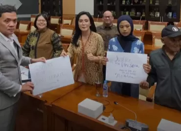 Rieke Diah Pitaloka saat mendampingi keluarga korban di Kejati Jatim. (DPR RI)