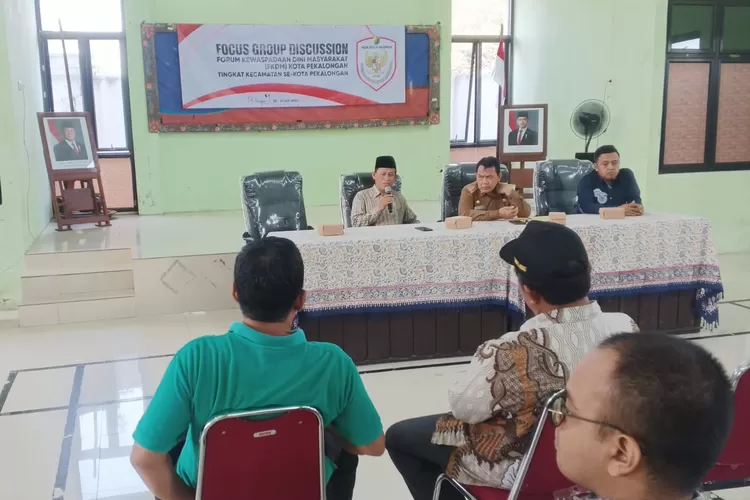 FGD - Forum Kewaspadaan Dini Masyarakat (FKDM) Kota Pekalongan gelar acara&nbsp;Focus Group Discussion&nbsp;(FGD) terkait situasi darurat sampah, di aula kantor Kecamatan Pekalongan Barat. (KONTENJATENG.COM/Arif Prayoga)