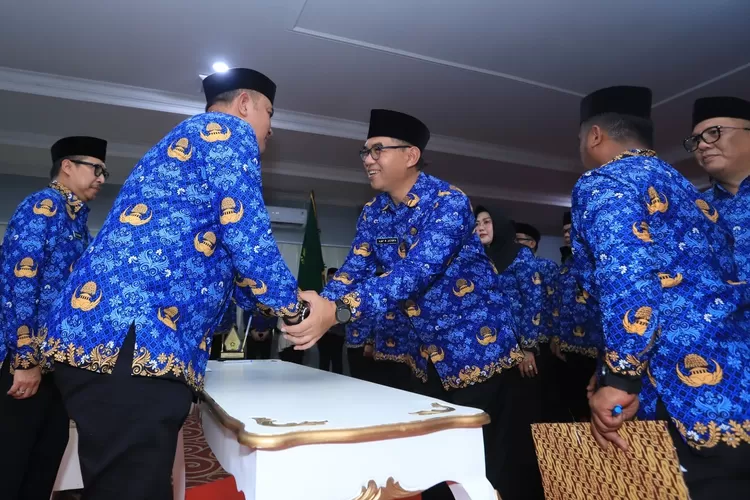 Sekda Kabupaten Bogor, Ajat Rochmat Jatnika di acara pengukuhan Dewan Pengurus Korps Pegawai Republik Indonesia (KORPRI) Kabupaten Bogor yang bertempat di Aula Gedung KORPRI, Cibinong, Jumat (4/7). (Foto/Humas Kabupaten Bogor.)