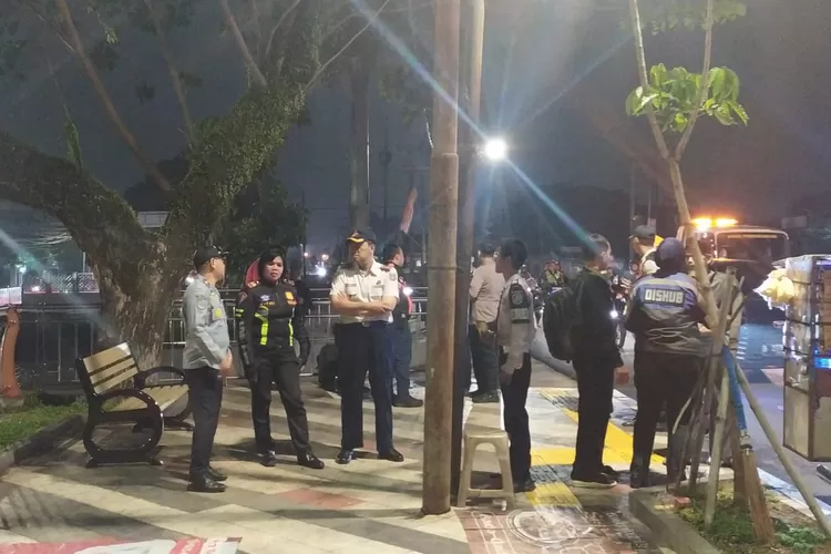 Dishub Kota Depok dan Satlantas Polres Depok meninjau Taman Secawan yang viral adanya juru parkir liar. (ANDIKA EKA/RADAR DEPOK)