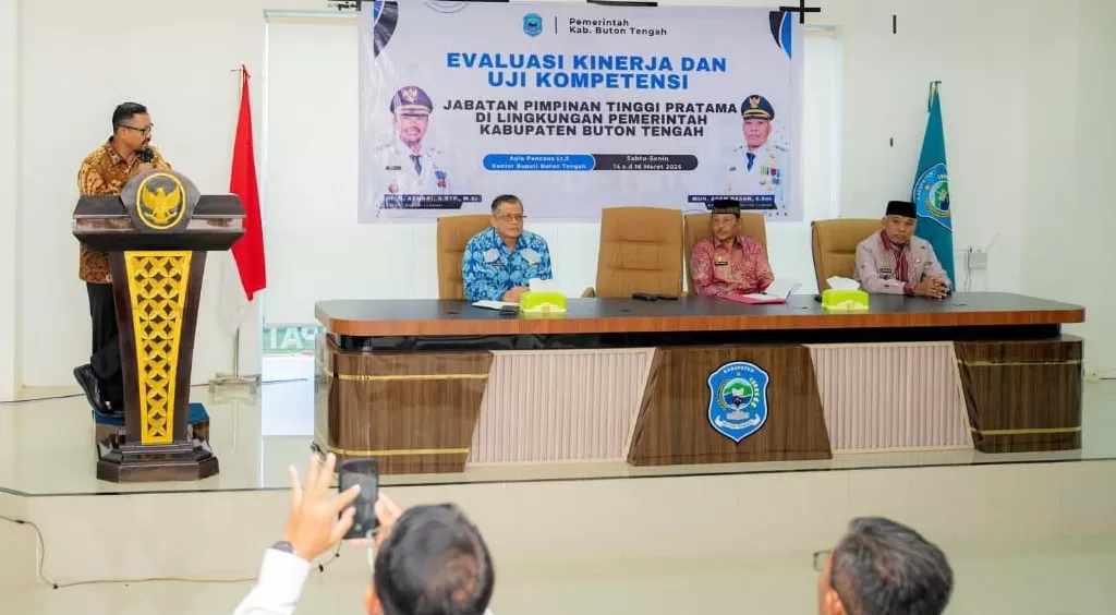Bupati Buteng, Dr Azhari saat membuka pelaksanaan uji kompetensi dan evaluasi kinerja JPT Pratama, Minggu (15/3). 