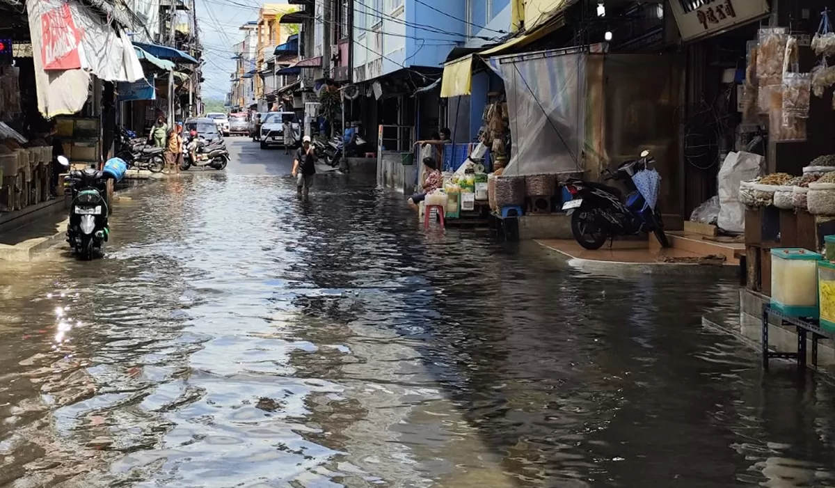 Banjir rob terjadi kawasan pelantar Tanjungpinang beberapa waktu lalu./net