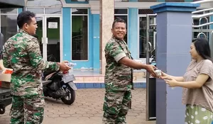 Jumat Berkah, Koramil Cimanggis Tebar Puluhan Nasi Bungkus di Tapos Depok 