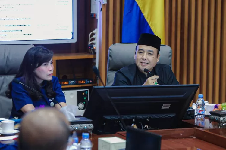 Wakil Wali Kota Bandung Erwin saat memimpin Forum Kemitraan Kesehatan Kota Bandung pada Kamis, (10/7). (Foto/Humas Kota Bandung.)
