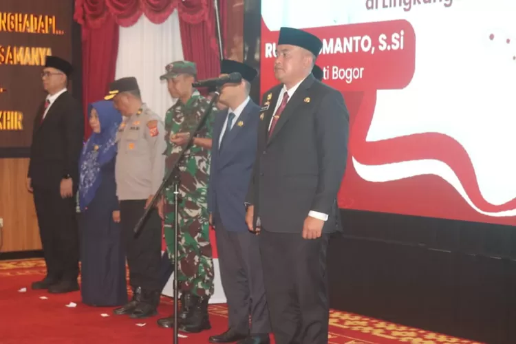 Bupati Bogor Rudy Susmanto di momen pengambilan sumpah jabatan dan pelantikan pejabat pengawas, pejabat administrator dan pejabat fungsional di lingkungan Pemerintah Kabupaten Bogor tahun 2025 di Pendopo Bupati Bogor, Cibinong, Selasa (17/6). (Foto/Diskominfo Kabupaten Bogor.)