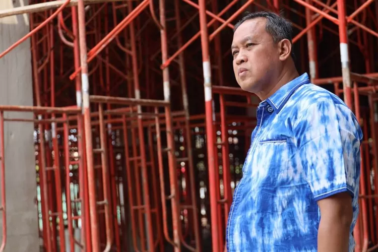 Wali Kota Bekasi, Tri Adhianto saat memantau langsung progres pembangunan Gedung Olahraga (GOR) untuk cabang voli dan badminton yang berlokasi di area Stadion Patriot Candrabhaga. (Foto/Humas Pemkot Bekasi.)