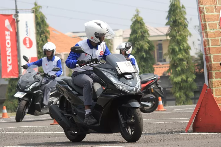 Ilustrasi. Tips saat melewati persimpangan saat mengendarai sepeda motor. (PT Daya Adicipta Motora)