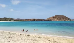 Menikmati Panorama Pantai Tanjung Aan dari Bukit Merese, Pilihan Wisata Favorit di Lombok