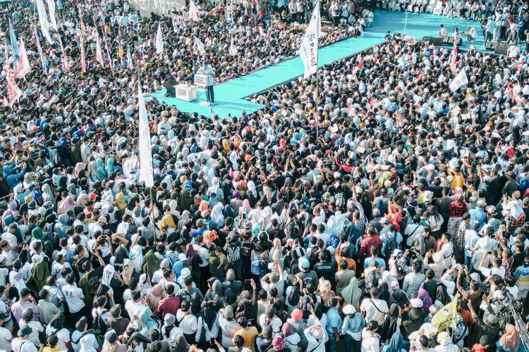 Erick Thohir ikut hadir dalam konser Indonesia Maju di Deli Serdang, Sumatra Utara, Rabu (7/2). Erick menyerukan untuk memilih Prabowo Gibran bila ingin sepak bola Indonesia makin maju.