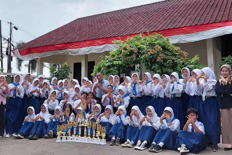 Foto bersama usai memboyong piala lomba PMR WFRC Tingkat Madya dan Wira se- Jawa Barat, di SMA Negeri 9 Depok, Jalan Bali, Perumahan Megapolitan Estate, Kelurahan/Kecamatan Cinere, Sabtu (30/8).  (ANDIKA EKA/RADAR DEPOK)