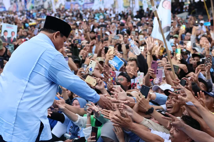 Prabowo Turun Panggung Sapa Ratusan Ribu Masyarakat Jawa Timur di Sidoarjo (TKN Prabowo Gibran/JPP)