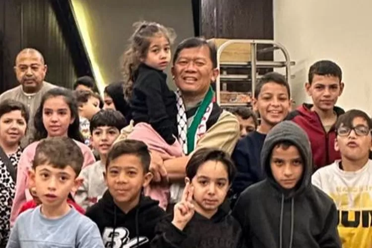 Ketua PD PERSIS Kota Tangerang, Ustaz Budiman (tengah) bersama anak-anak Palestina - Foto: Istimewa