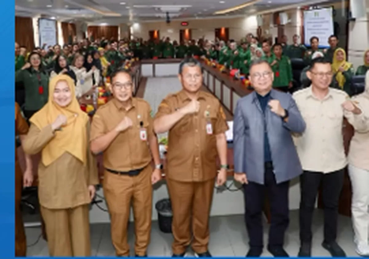 Sekda Batam, Firmansyah foto bersama  peserta Pelatihan Kepemimpinan Administrator Angkatan I dan II Provinsi Sumsel studi tiru ke Pemko Batam. (Foto:Diskominfo Batam)