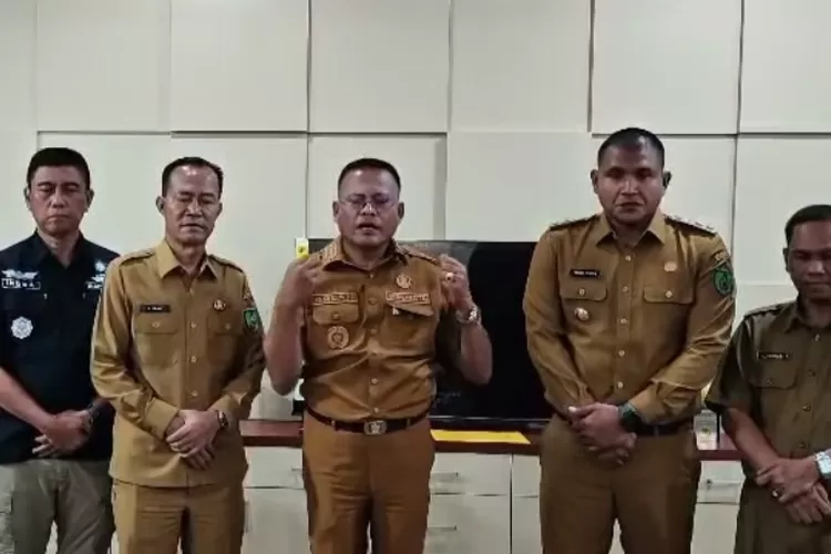 Wali Kota Prabumulih, Arlan beserta jajaran saat menyampaikan permohonan maaf secara terbuka usai polemik pencopotan Kepala SMPN 1 Prabumulih. (Instagram/ @cak.arlan_official)