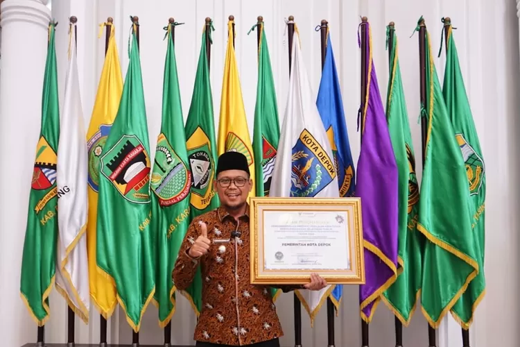 Wakil Walikota Depok, Imam Budi Hartono, menerima penghargaan predikat kepatuhan standar pelayanan publik tingkat Jawa Barat untuk Kota Depok, di Gedung Sate, Bandung, Jumat (22/12).  (Pemkot Depok)