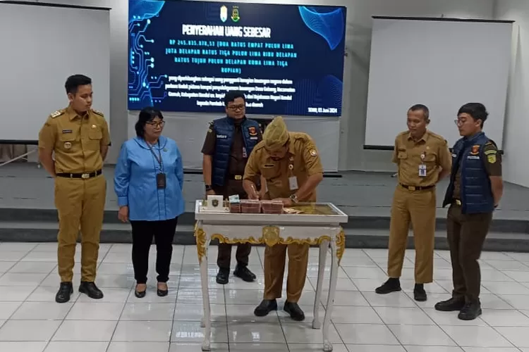 Disaksikan Kajari Kendal dan Bupati Kendal, uang pengembalian korupsi Kades Gebang diserahkan ke kas daerah.  (edi prayitno/kontributor Kendal)