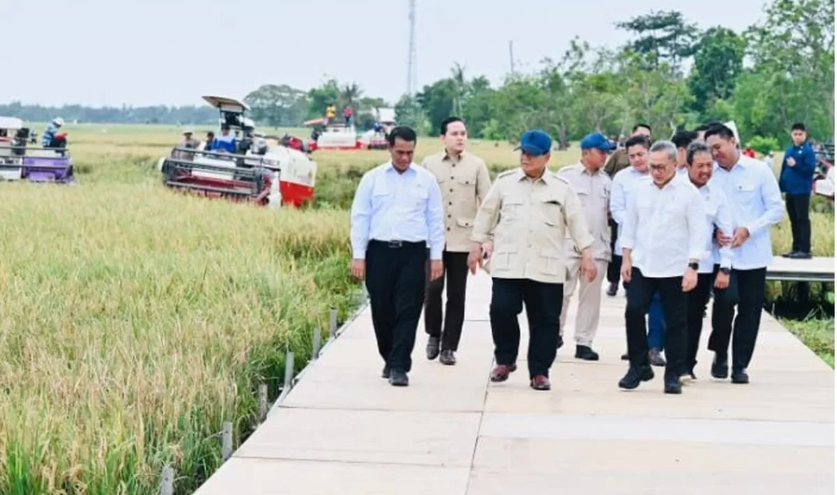 Presiden RI Prabowo Subianto tinjau kegiatan Panen Raya di Desa Kertamukti, Kabupaten Karawang, Jawa Barat. (Setpres)