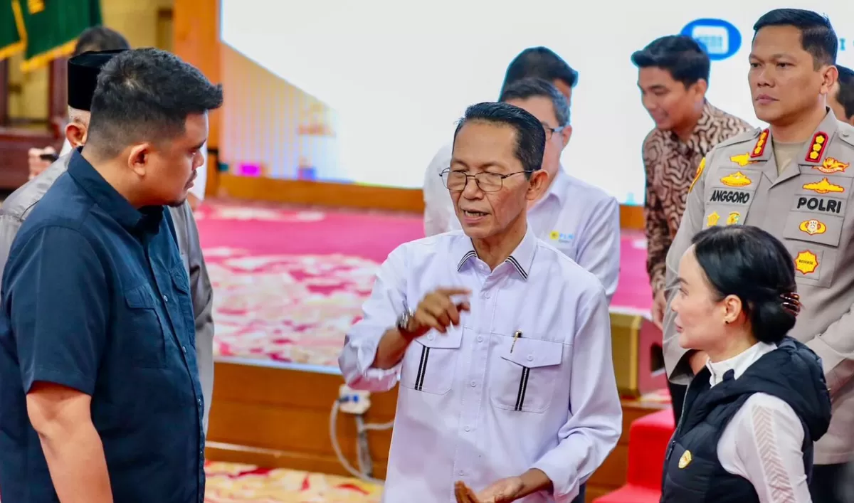 Walikota Batam Amsakar Achmad, bersama Wakil Walikota Batam, Li Claudia Chandra, berbincang dengan Gubernur Sumut, Bobby Nasution, usai penyerahan bantuan korban bencana alam. (Dok.Diskominfo Batam)
