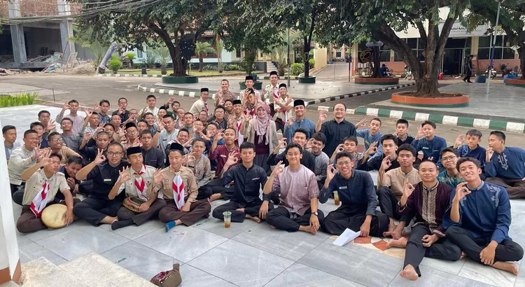 Ketua Komite SanFFest 2025, Nono Warisman foto bersama santri Pesantren Darunajjah, Jakarta 