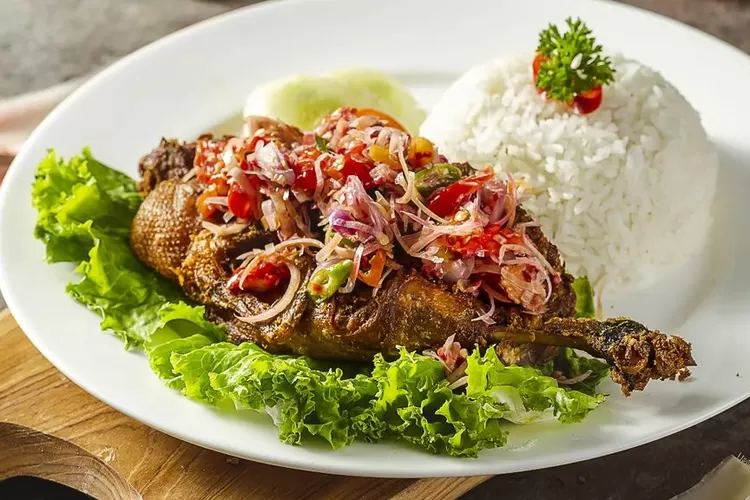 TOP 5 Kuliner Bebek Paling Endul di Bogor, dari Bumbu Hitam hingga Bebek Kecombrang Kelezatannya Gak Ada Lawan!