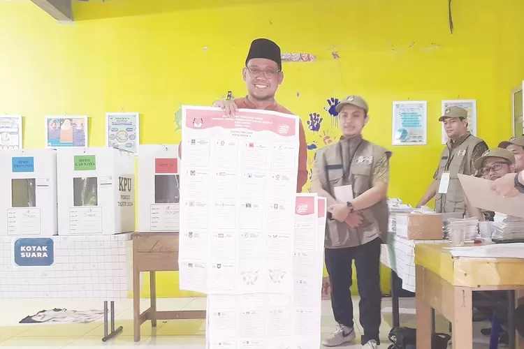 Wakil Walikota Depok, Imam Budi Hartono, menggunakan hak suara dalam kontestasi Pemilu 2024 di TPS 68, RT1/10 Kelurahan Tirtajaya, Kecamatan Sukmajaya, Kota Depok, Rabu (14/2). (ALDY/RADAR DEPOK)