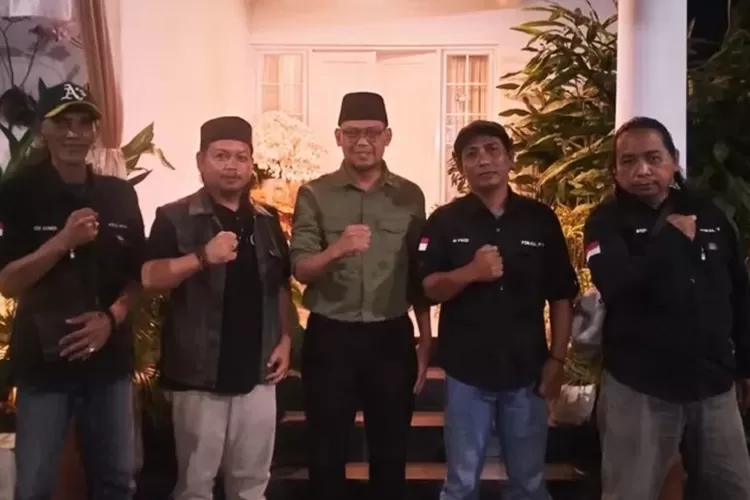 KOMPAK : Wakil Walikota Depok, Imam Budi Hartono (tengah) foto bersama Alumni STM Panmas 314 Depok, yang tergabung dalam Forum Komunikasi Alumni (Fokal) STM Panmas 314 Depok. (ISTIMEWA)