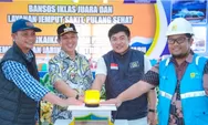 Bupati Iksan Luncurkan Bansos "Iklas Juara" dan Resmikan Listrik Desa Waru-Waru di Pulau Paku