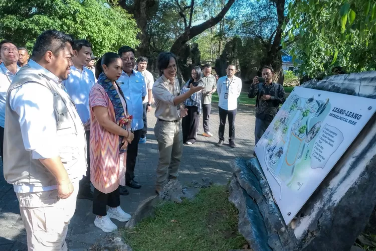 Wakil Menteri Pariwisata (Wamenpar) Ni Luh Puspa sedang melihat kesiapan Geopark Maros-Pangkep menjelang revalidasi status Global Geopark yang akan dilakukan asesor dari UNESCO pada Juli 2026. (foto dok Kemenpar)