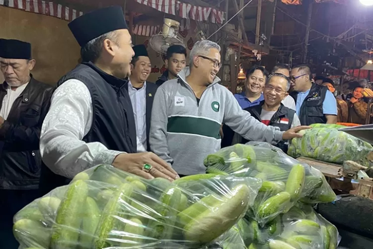Wali Kota Bandung Muhammad Farhan beserta rombongan dari DPRD Kota Bandung berkunjung ke pasar induk Caringin 