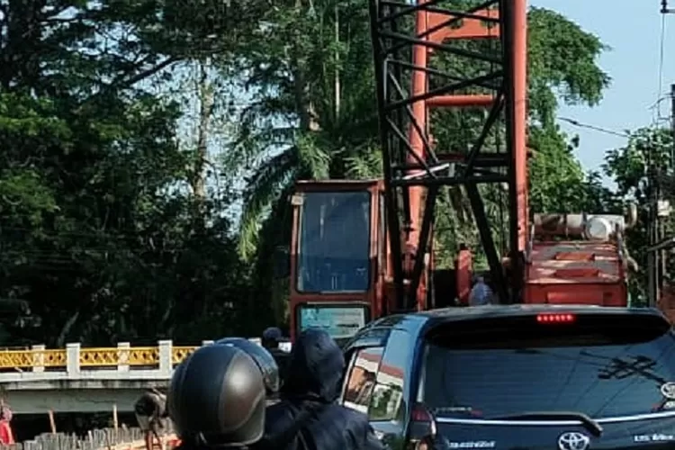 Pemberat crane yang menggantung : peti besi, tabung gas dan tong di Jalan Raya Grogol, Kelurahan Grogol, Limo, Depok, bisa kapan saja membuat pengendara pindah alam, Selasa (2/9). (FAHMI/RADAR DEPOK)